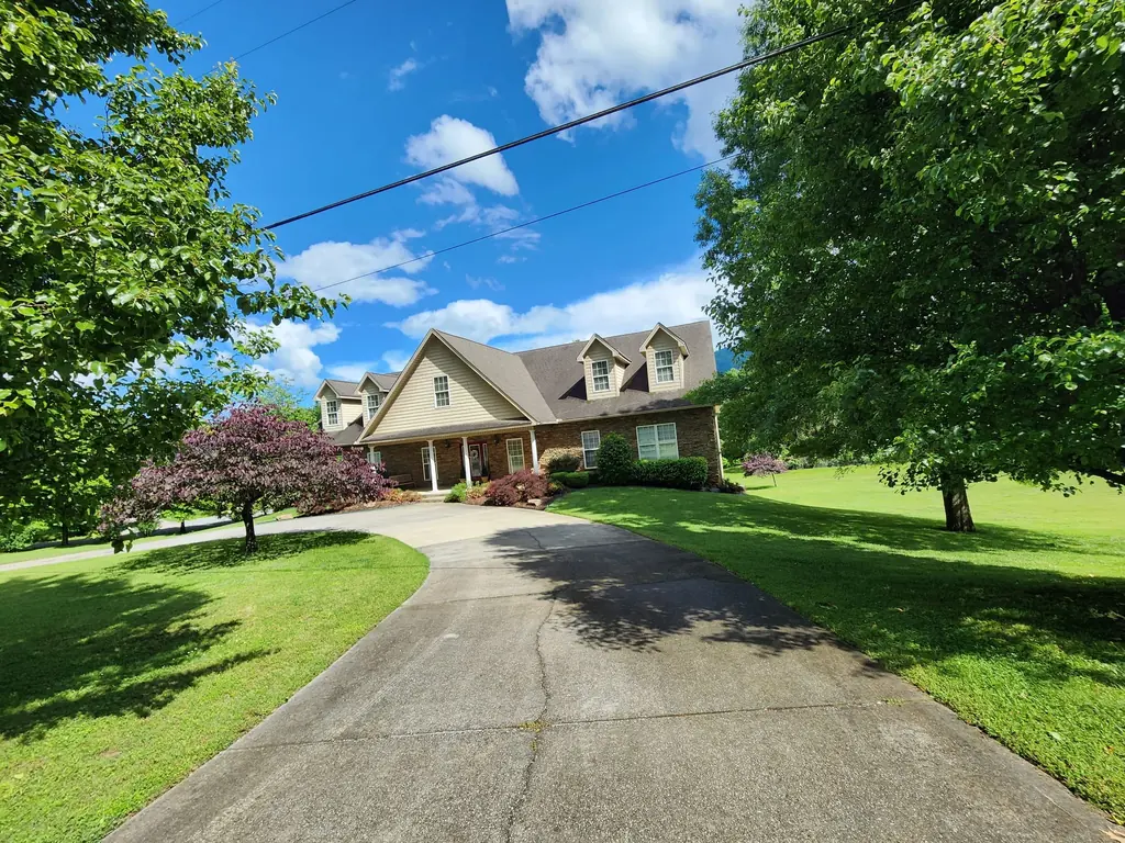 New architectural shingle roof on a brick home in Knoxville, Tennessee